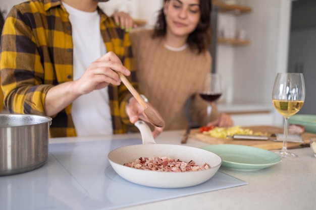 Amigos preparando a refeição na cozinha