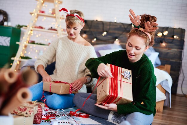 Amigos preparando presentes de natal