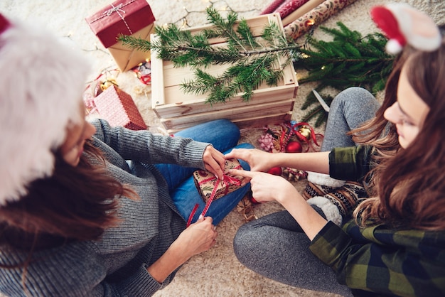 Amigos preparando presentes para o natal