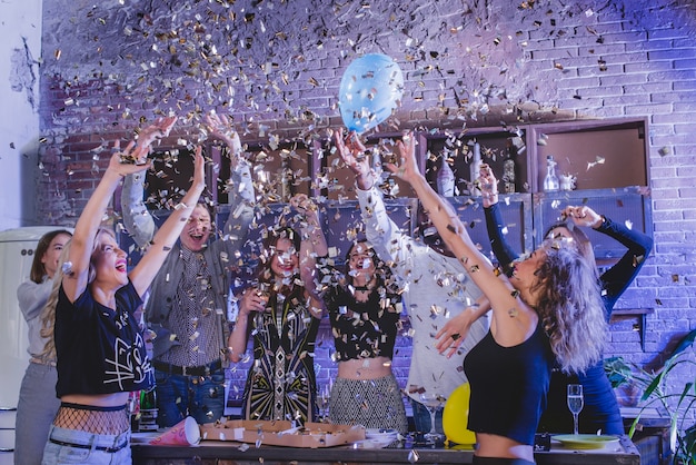 Amigos preto e branco na festa