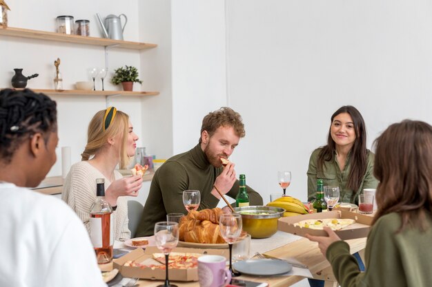 Amigos próximos almoçando