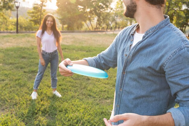 Amigos próximos brincando com frisbee