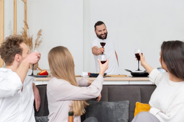 Amigos próximos com taças de vinho