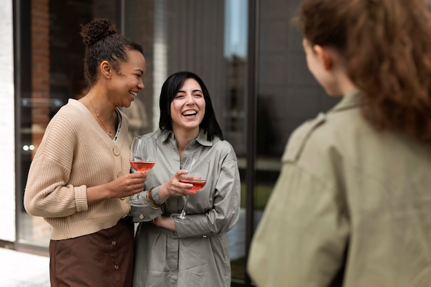 Amigos próximos com taças de vinho