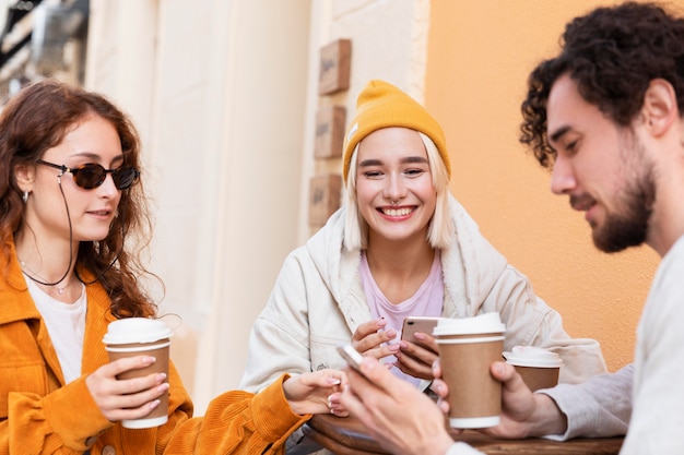 Amigos próximos com xícaras de café