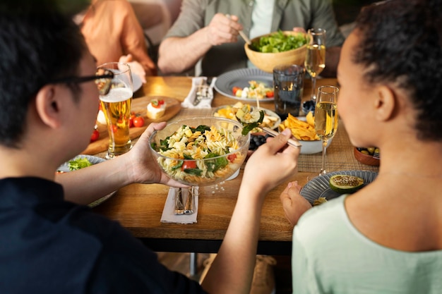 Amigos próximos comendo juntos