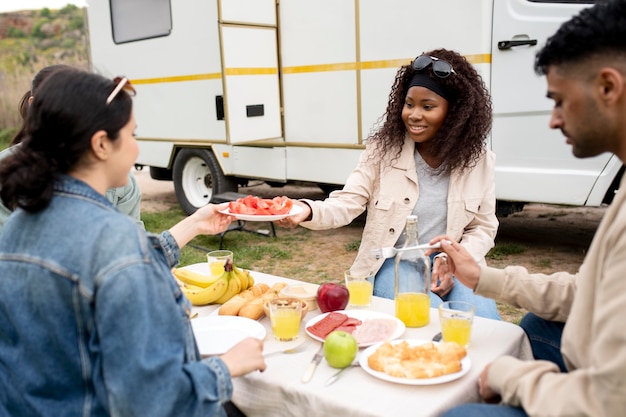 Amigos próximos comendo juntos