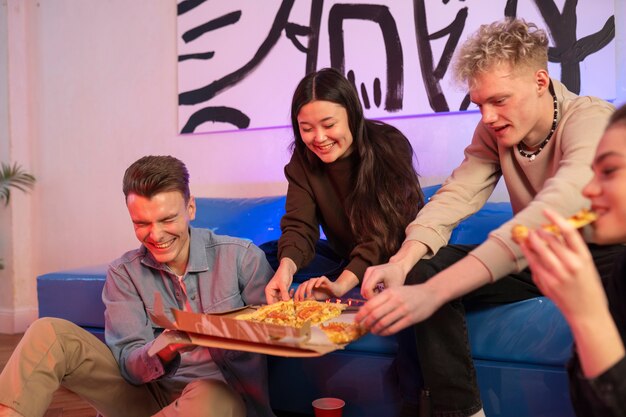 Amigos próximos comendo pizza