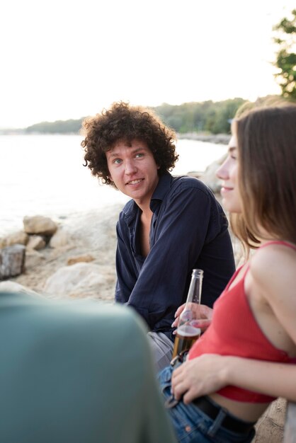 Amigos próximos passando tempo ao ar livre