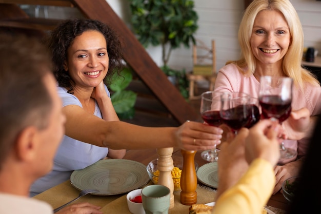 Amigos próximos passando um tempo juntos