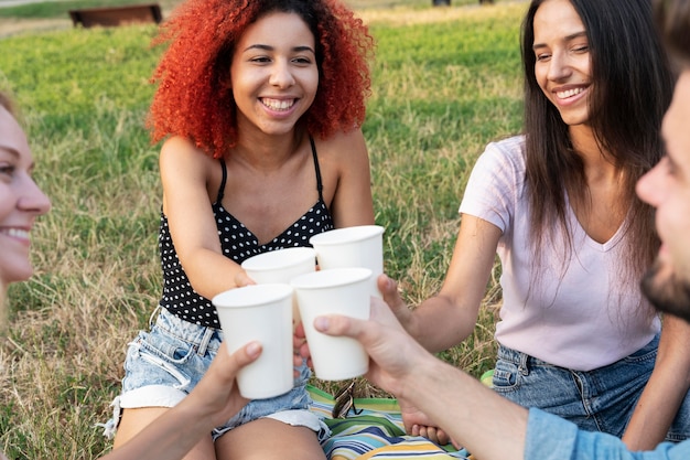 Amigos próximos segurando copos