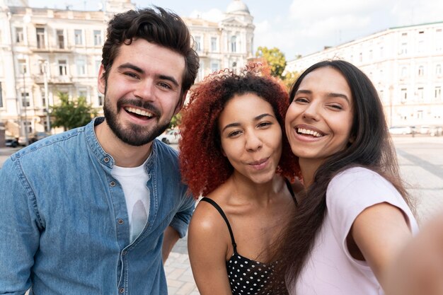 Amigos próximos tirando selfies