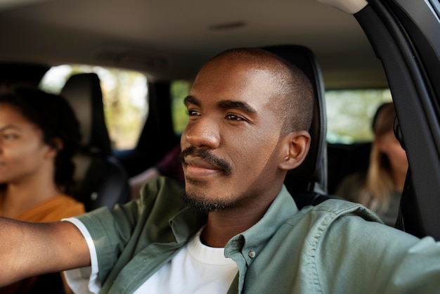 Foto grátis amigos próximos viajando de carro