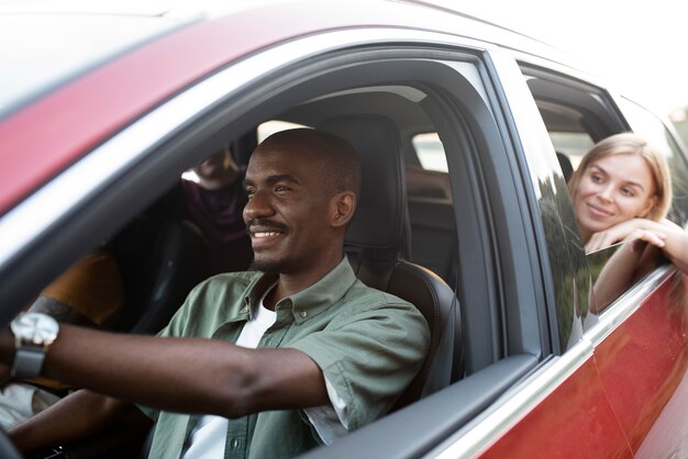 Amigos próximos viajando de carro