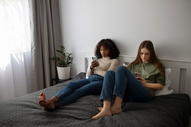 Amigos que sofrem de vício em mídia social
