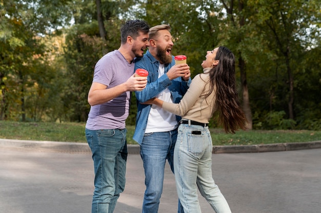 Foto grátis amigos rindo e se divertindo