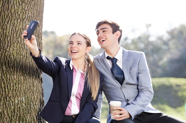 Amigos rindo e tirar uma foto