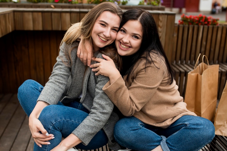 Foto grátis amigos se abraçando para uma foto