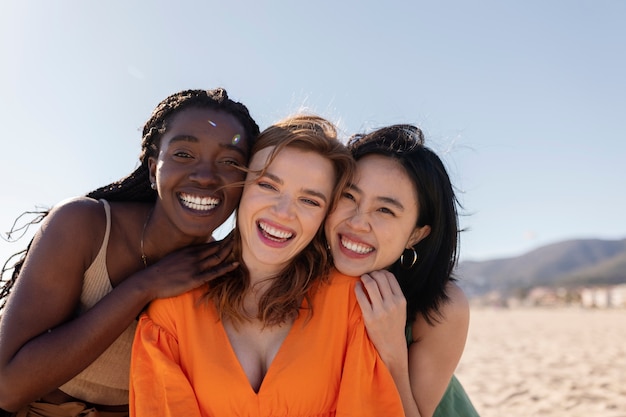 Foto grátis amigos se divertindo à beira-mar