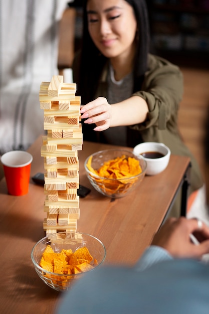 Foto grátis amigos se divertindo com jogos tradicionais