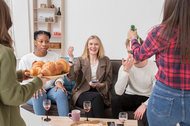 Amigos se divertindo durante o almoço