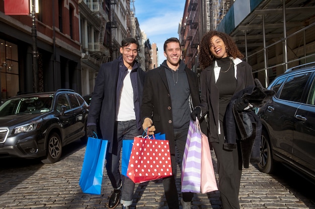 Amigos se divertindo e fazendo compras juntos