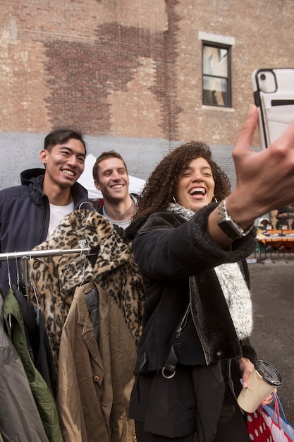 Foto grátis amigos se divertindo e fazendo compras juntos