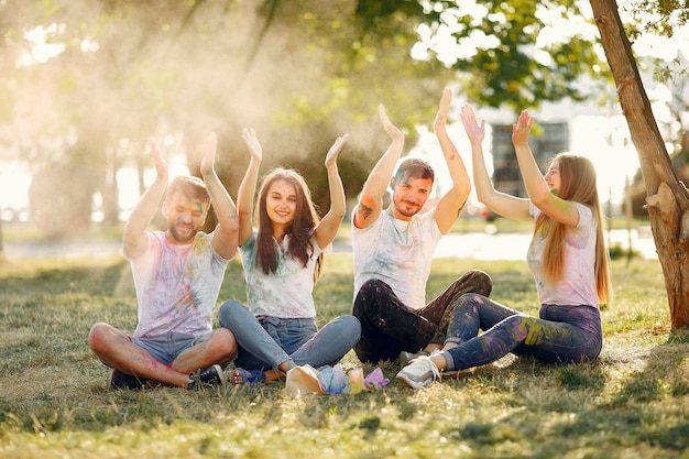 amigos se divertindo em um parque com tintas holi