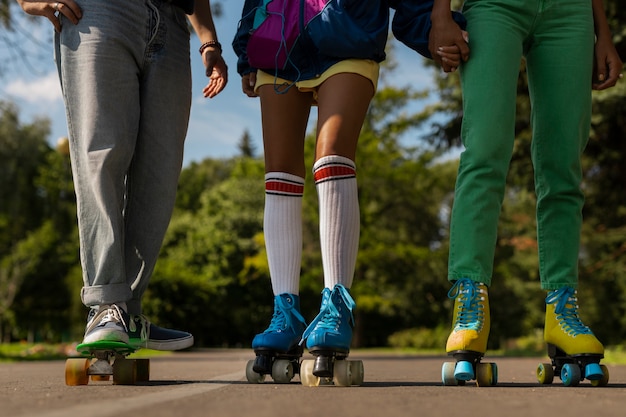 Foto grátis amigos se divertindo enquanto patinavam