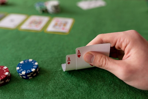 Amigos se divertindo jogando poker