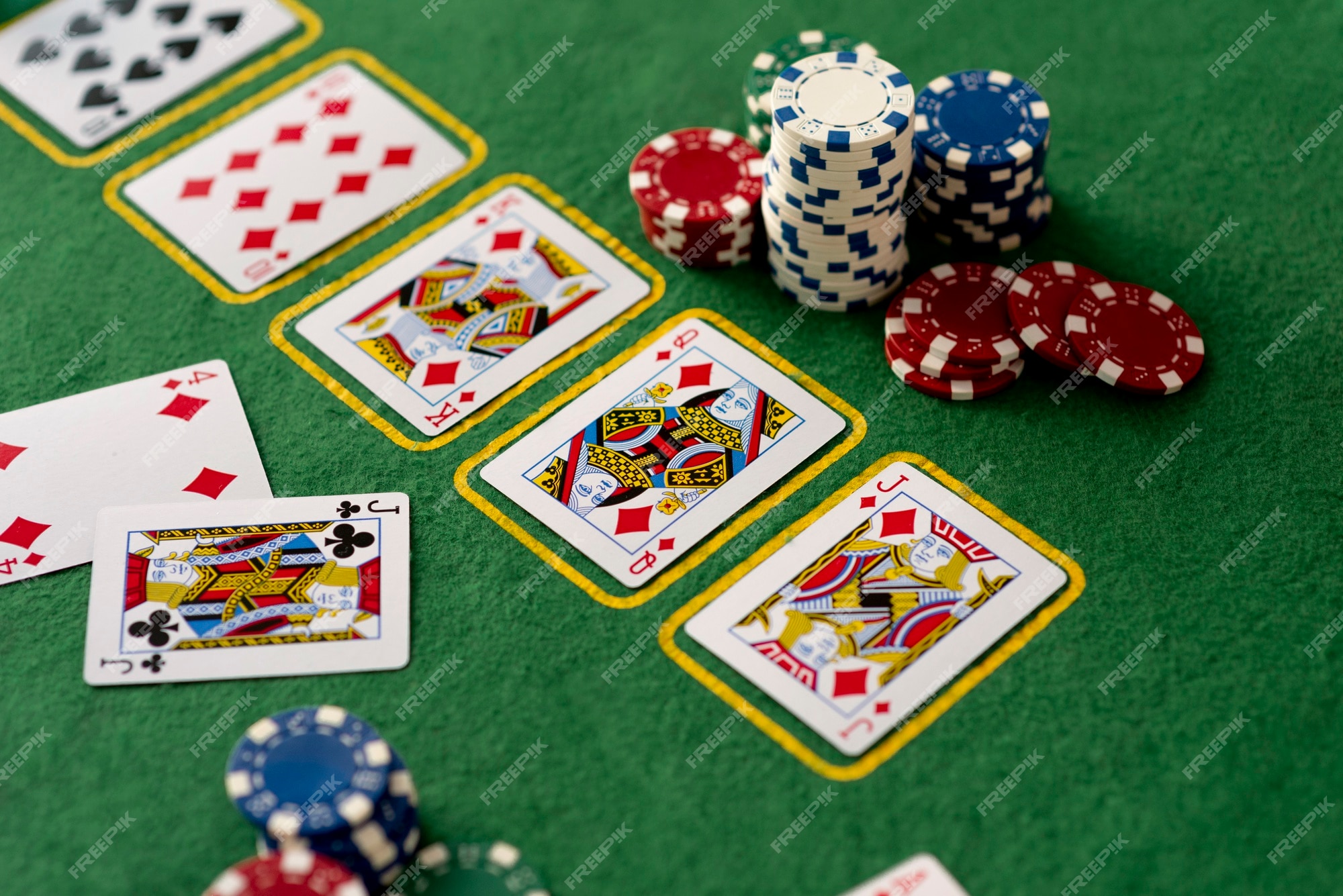 Amigos se divertindo jogando poker