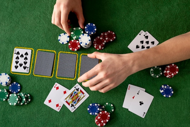 Amigos se divertindo jogando poker