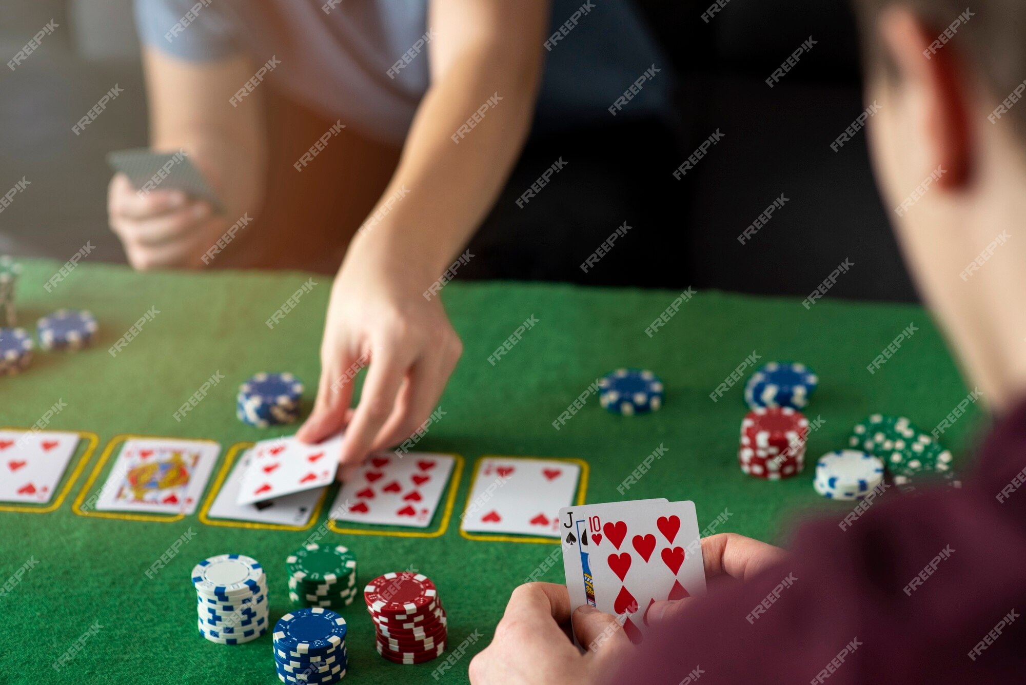 Amigos se divertindo jogando poker