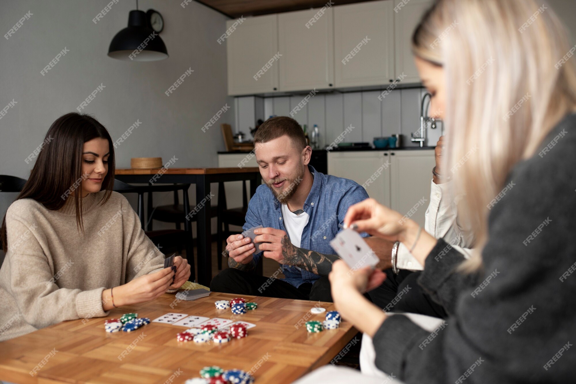 Amigos se divertindo jogando poker