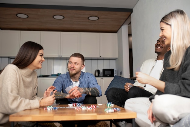 Amigos se divertindo jogando poker