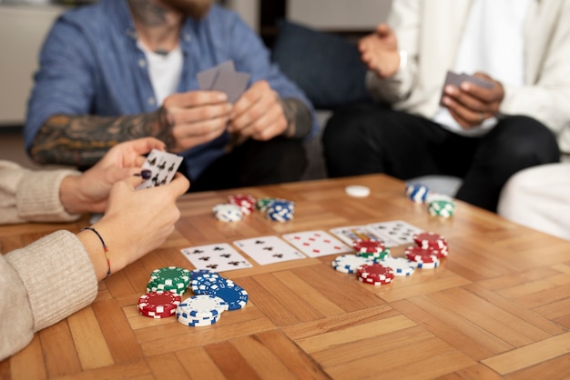 Amigos se divertindo jogando poker