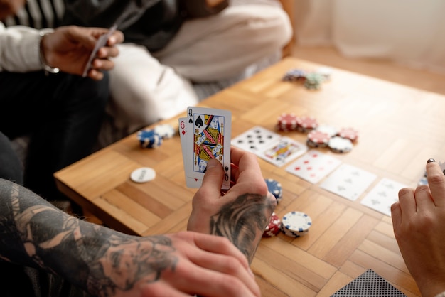 Amigos se divertindo jogando poker