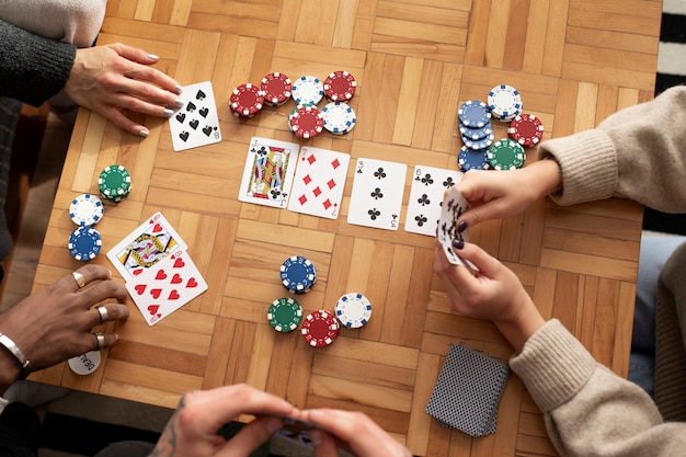 Amigos se divertindo jogando poker