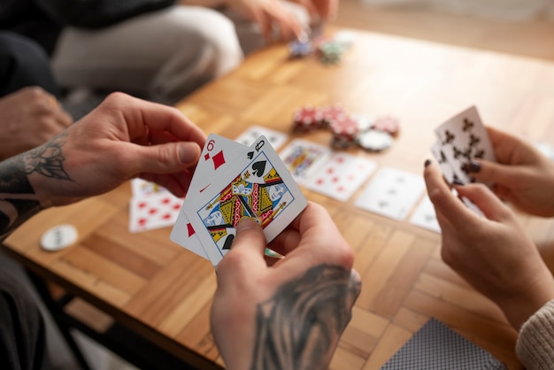 Amigos se divertindo jogando poker