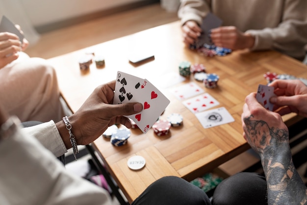 Amigos se divertindo jogando poker