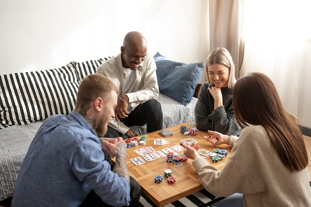 Amigos se divertindo jogando poker