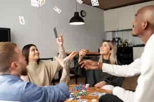 Foto grátis amigos se divertindo jogando poker