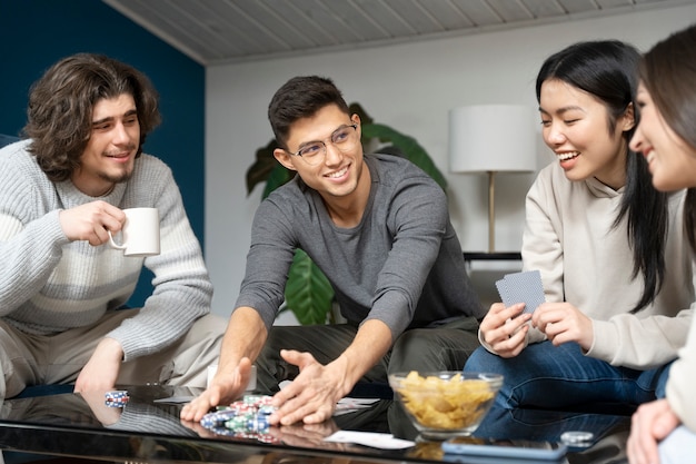 Amigos se divertindo jogando poker