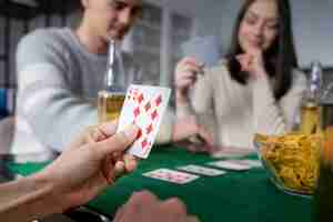 Foto grátis amigos se divertindo jogando poker