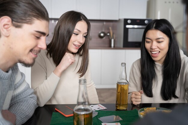 Amigos se divertindo jogando poker