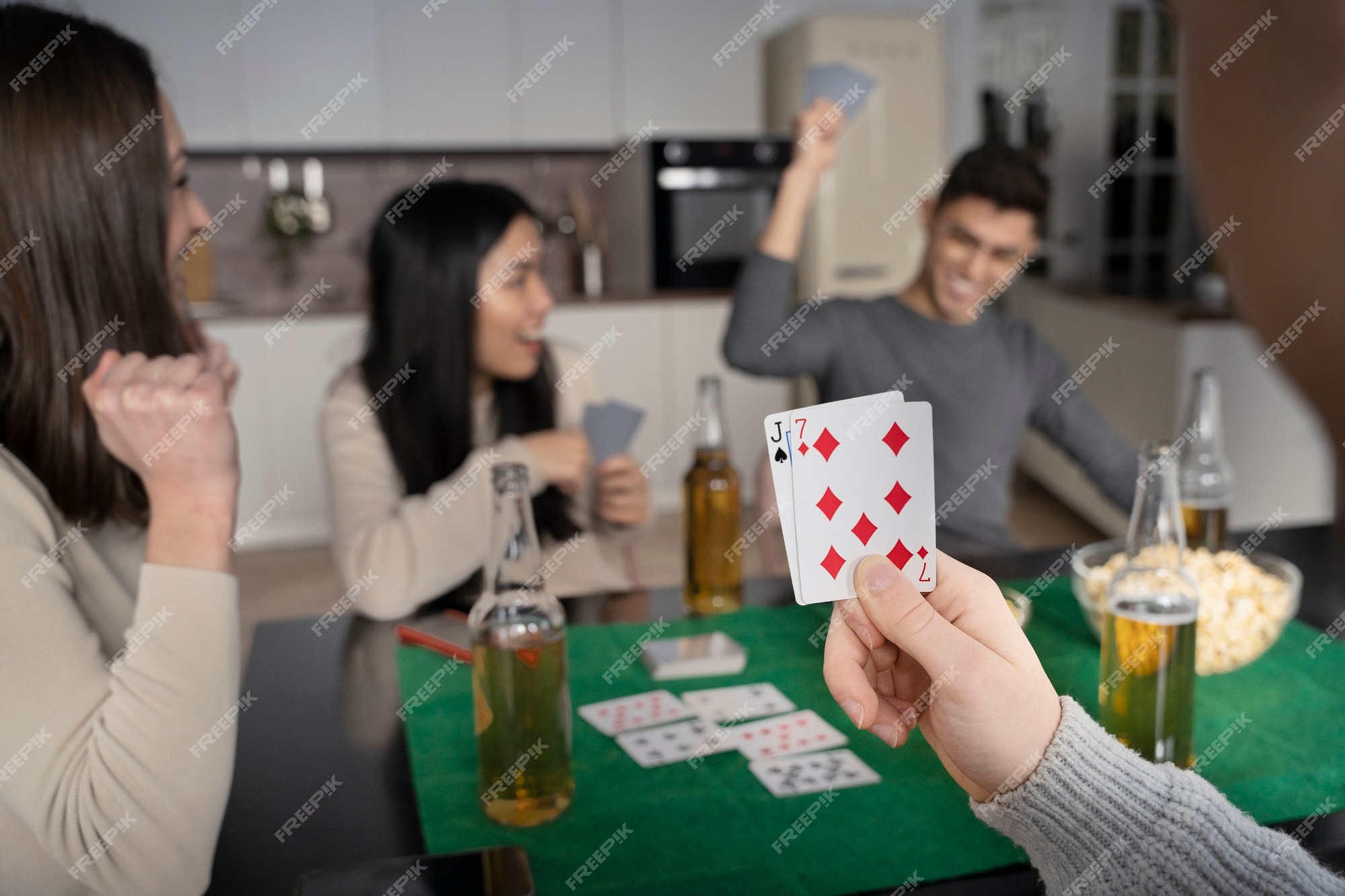 Amigos se divertindo jogando poker