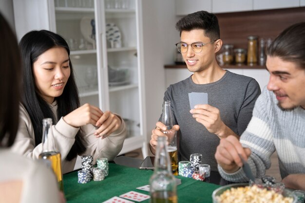 Amigos se divertindo jogando poker