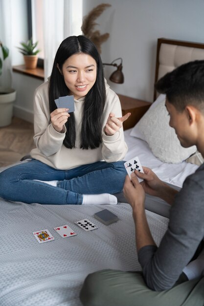 Amigos se divertindo jogando poker