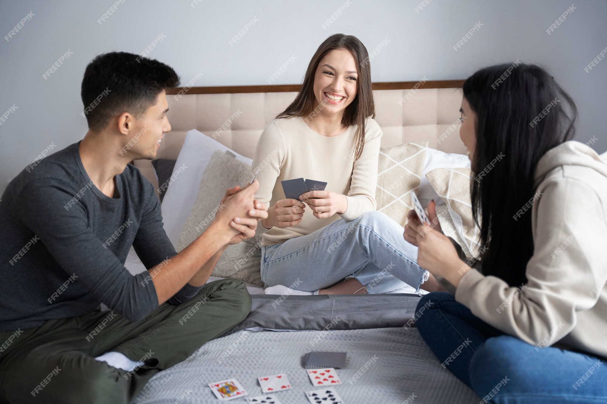 Amigos se divertindo jogando poker