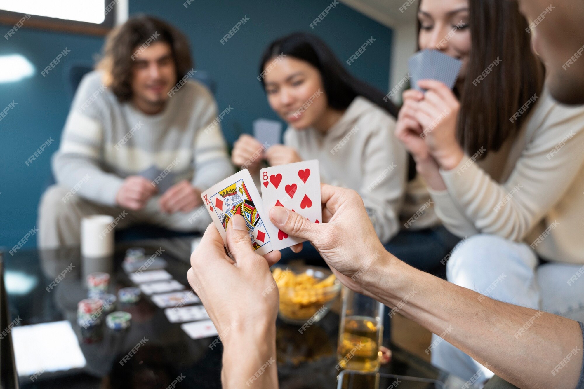 Amigos se divertindo jogando poker